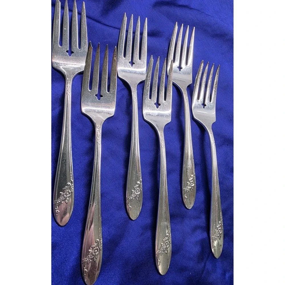 6 VTG Oneida Tudor Plate QUEEN BESS II Silverplated SALAD FORKS 1946